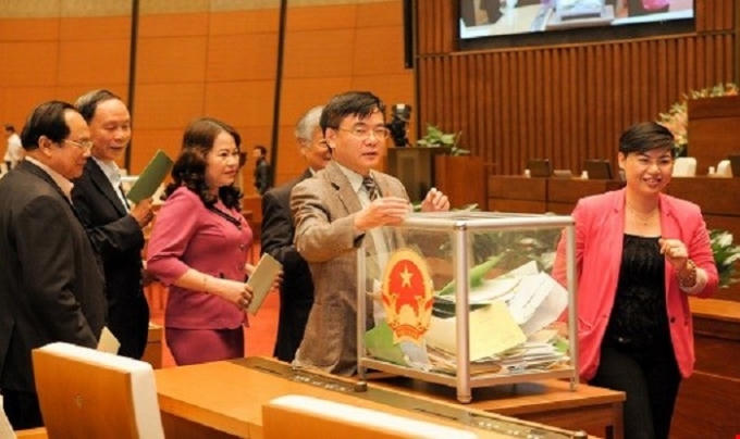 Việc bầu các chức danh tại Kỳ họp thứ 11 sẽ thực hiện bằng hình thức bỏ phiếu kín. (Ảnh: Các ĐBQH bỏ phiếu tại buổi lấy phiếu tín nhiệm tại Kỳ họp thứ 8, Quốc hội khoá XIII năm 2014).
