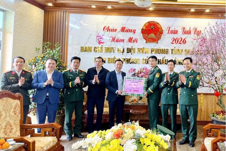 Ông Lê Văn Ánh, Phó Chủ tịch UBND tỉnh, thăm, chúc Tết cán bộ, chiến sĩ Đồn biên phòng Cửa khẩu cảng Vạn Gia.