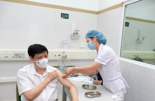 Thứ trưởng và Bộ trưởng Bộ Y tế tiêm vắc xin phòng COVID-19, sức khỏe tốt sau tiêm