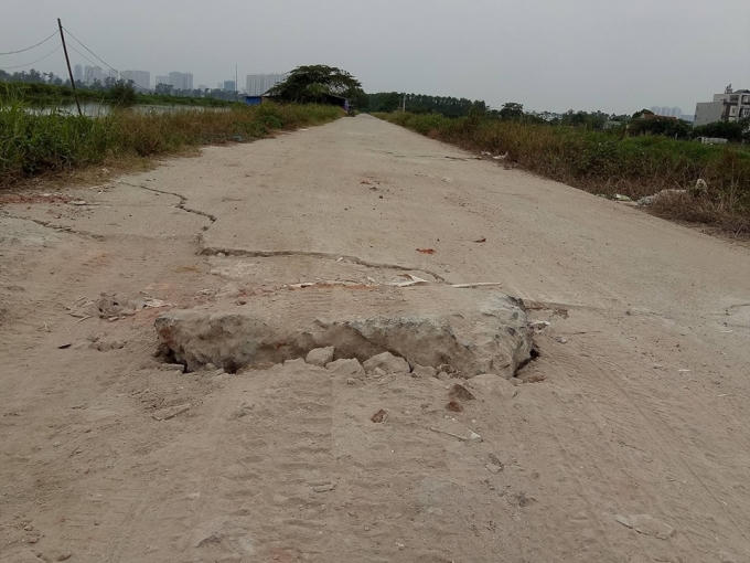 Đoạn đường bị vỡ tạo thành hố.