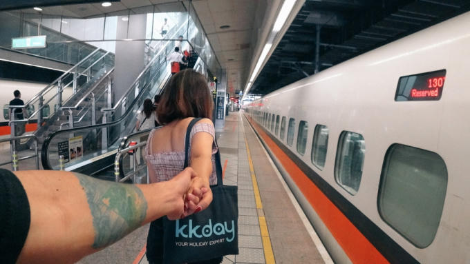 Người thực hiện MV “Ngày khác lạ” chính là đạo diễn trẻ Kyle Nguyễn, cũng chính là một “fan ruột” của Đen.