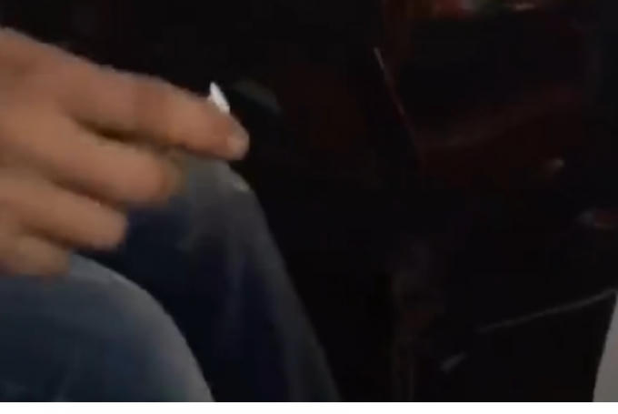 Trên tay thanh niên "hổ báo" này lúc nào cũng cầm kim tiêm dính máu để đe dọa hành khách trên xe. (Ảnh: từ Clip).