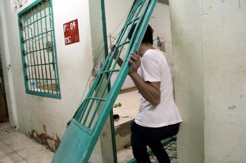 Mỗi phòng của trung tâm rộng khoảng 30 m2. Một cánh cửa khác không cần đập bể bức tường vẫn có thể thoát ra ngoài nhờ bẻ gãy 2 chốt bản lề.