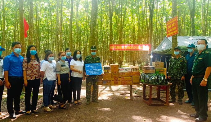 Chị Nguyễn Thụy Phương Thảo - Trưởng nhóm Gắn kết yêu thương (thứ 5, phải sang) cùng Tỉnh Đoàn - Hội LHTN Việt Nam tỉnh và các nhà hảo tâm trao quà cho chốt số 2 - Đồn Biên phòng cửa khẩu Hoàng Diệu (huyện Bù Đốp)