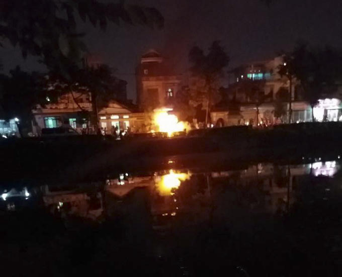 Sau khi phát hiện, nhiều người dân lập tức xịt nước, dập lửa để cứu người đàn ông này.