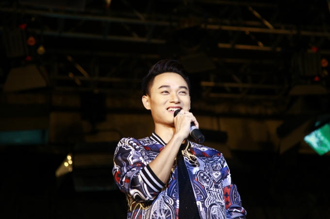 Với tư cách khách mời, Trúc Nhân đã khấy động đêm nhạc hội với các ca khúc sôi động như Đông, Thật bất ngờ, Bốn chữ lắm,…