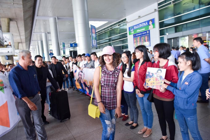 Nữ diễn viên diện trang phục thoải mái, năng động đến Việt Nam.