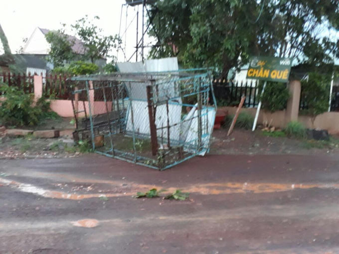 Gió mạnh làm "thổi bay" mọi thứ.