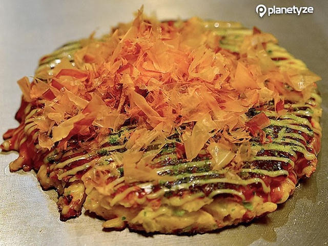 Okonomiyaki, bánh xèo Nhật Bản.