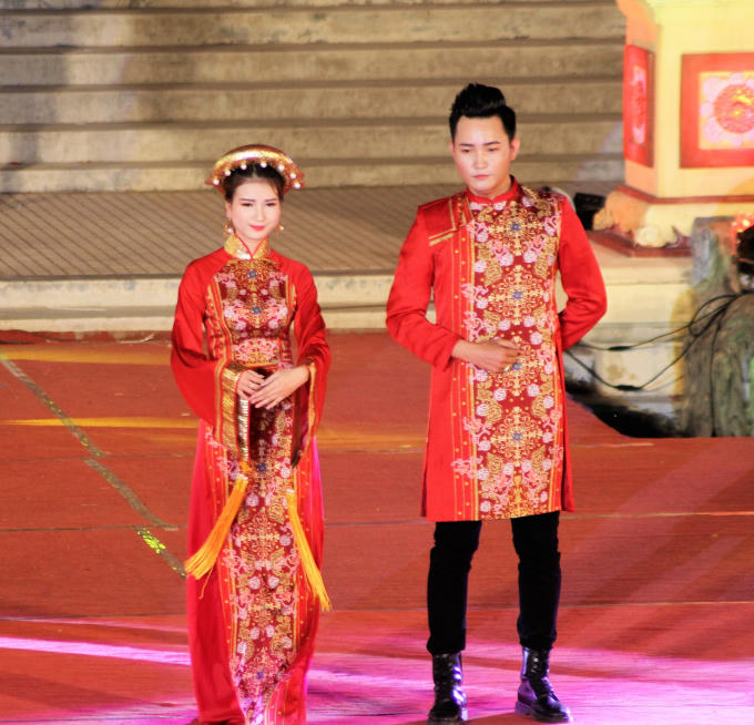 “Huế Vàng Son” được giới thiệu xuyên suốt về lịch sử hình thành và phát triển của tà áo dài Việt Nam nói chung và tà áo dài truyền thống Huế nói riêng.