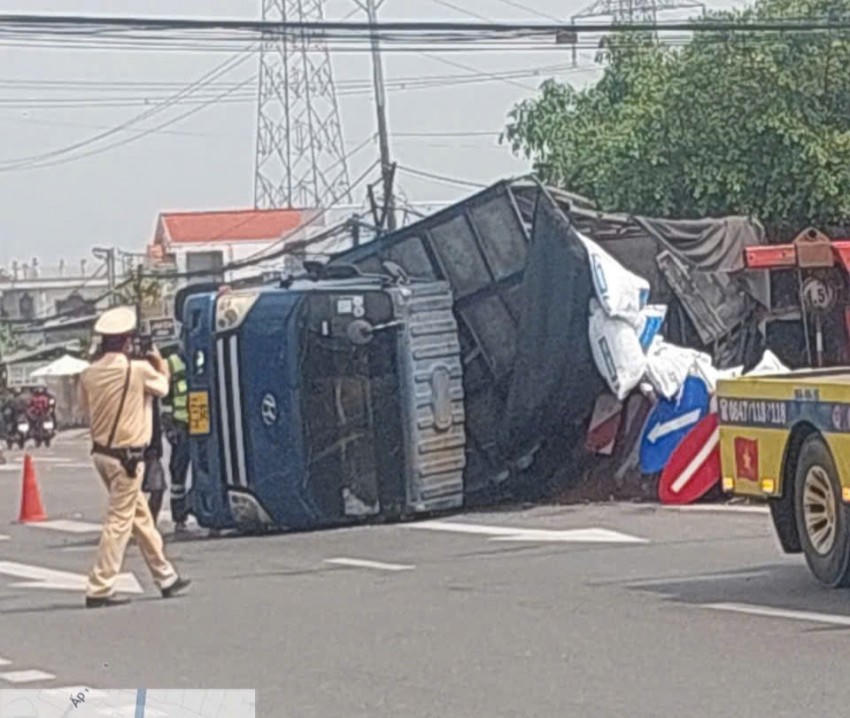 Tránh xe đạp điện băng qua đường, xe tải lật ngang QL1A ở Đồng Tháp
