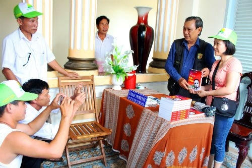 Ông Đức hay ngồi nói chuyện với du khách, bán sách “Công tử Bạc Liêu” của tác giả Nguyên Hùng