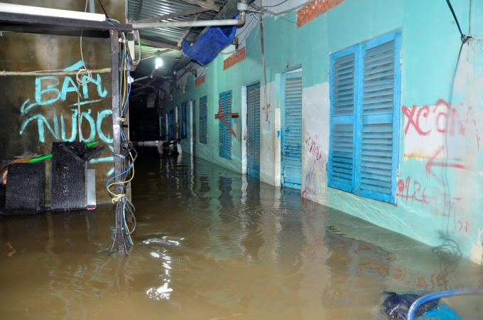 Dãy trọ trên đường Lương Định Của cách đây 3 hôm có đầy đủ người ở, hôm nay thì đã đi lánh nạn hết.