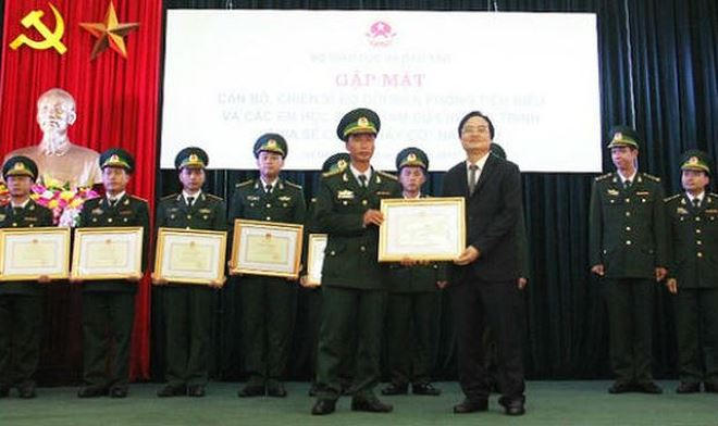 Cùng ngày, Bộ trưởng Bộ GD&amp;ĐT Phùng Xuân Nhạ đã gặp mặt 60 cán bộ, chiến sĩ Bộ đội Biên phòng tiêu biểu và các em học sinh tham sự chương trình “Chia sẻ cùng thầy cô” năm 2017.