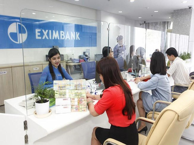 Giao dịch tại ngân hàng Eximbank. Ảnh: Internet.