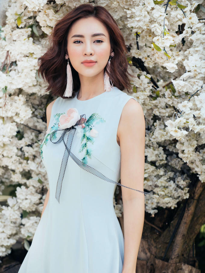 Chiếc nơ hoa ở trung tâm phần ngực không chỉ làm đẹp cho bộ váy mà còn tôn vinh những nét duyên ngầm của người phụ nữ.