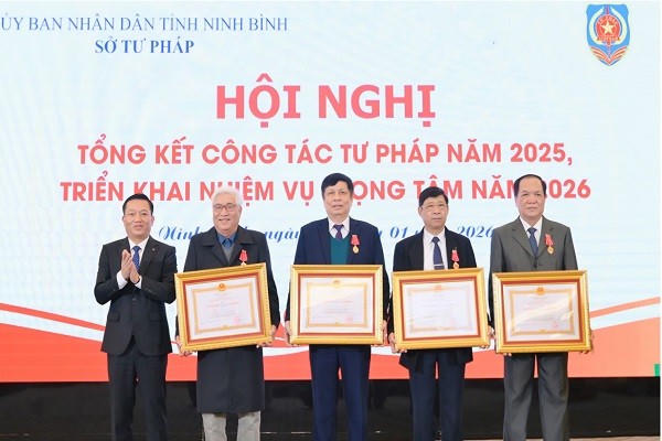 Thừa uỷ quyền của Chủ tịch nước, Phó Chủ tịch UBND tỉnh Ninh Bình, ông Nguyễn Cao Sơn trao tặng Huân chương Lao động hạng Nhì, hạng Ba cho các cá nhân đã có thành tích xuất sắc trong quá trình công tác, góp phần vào sự nghiệp xây dựng chủ nghĩa xã hội và bảo vệ Tổ quốc.
