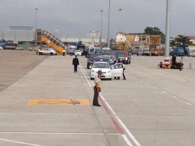 Đoàn xe hộ tống đang vào vị trí. (Ảnh: Dân trí)