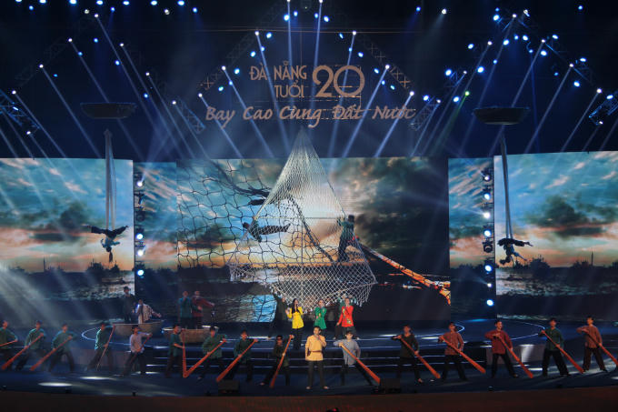 Ca khúc "Tiếng dân chài" do Qúy Bình và nhóm Mây trắng thể hiện.