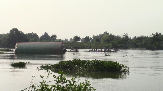 Chiếc sà lan bị chìm trên sông