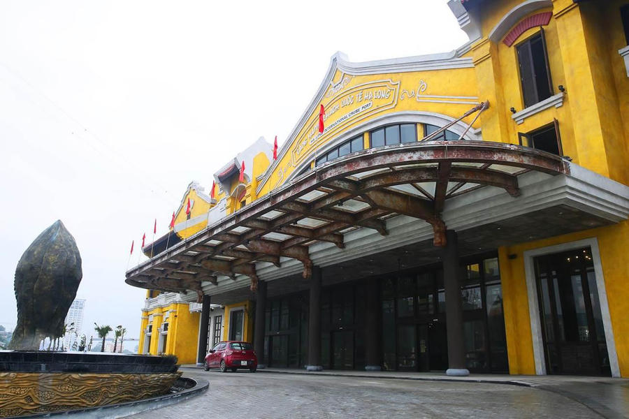 Đến với Cảng tàu khách quốc tế Hạ Long, du khách sẽ ấn tượng bởi hạng mục nhà ga rộng 4.500 m2, cao 3 tầng, do kiến trúc sư hàng đầu thế giới - Bill Bensley thiết kế.