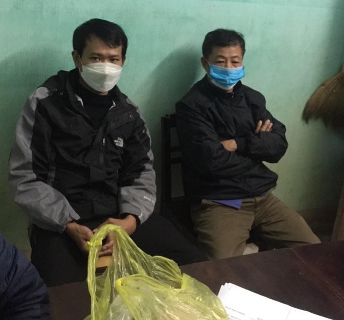 2 trong số 4 đối tượng tham gia đánh bạc bị bắt quả tang.