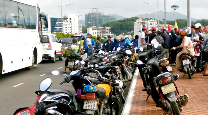 Rất đông người dân hiếu kì tập trung.