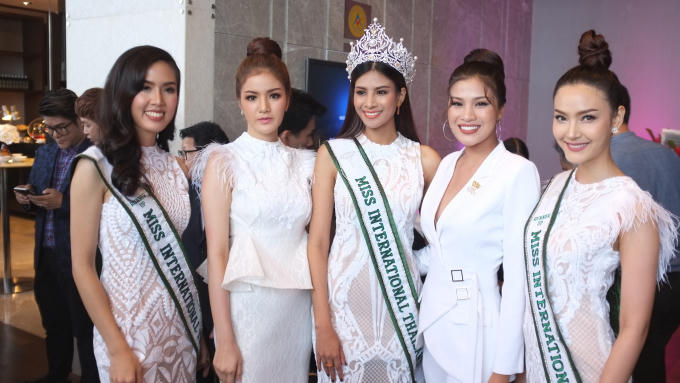 Đến với buổi tiệc Nguyễn Thị Thành đã lựa chọn trang phục nhã nhặn với bộ vest trắng thanh lịch nhưng không kém phần gợi cảm.