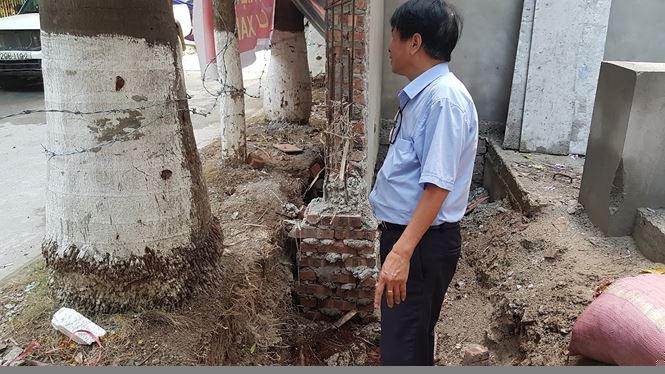 18 căn liền kề đang được triển khai xây dựng có tường bao 2,5 m đua ra sát phía ngoài, ngay cạnh hàng cây lâu nay, tiếp đến là con đường đi lại của dân cư ảnh hưởng lối đi, tầm nhìn của khu.