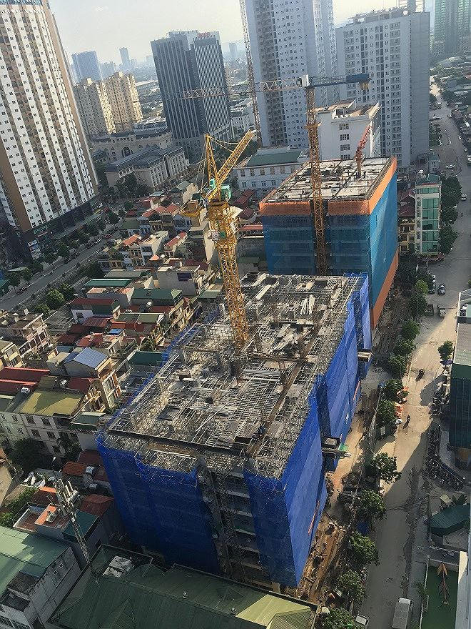 Nhiều công trình xây dựng ngay sát mặt đường hoạt động khi có mật độ phương tiện tham gia giao thông cao.