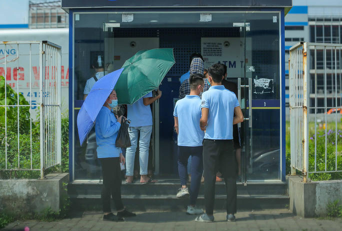 Một số công nhân tụ tập đông người tại cây ATM ở khu công nghiệp để rút tiền