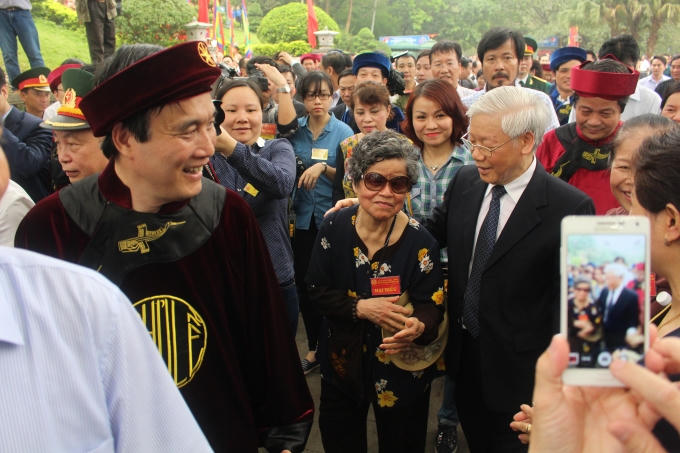 Tổng Bí thư thân mật trò chuyện, thăm hỏi người dân về lễ hội, mong muốn của con cháu Lạc Hồng. (Ảnh: Thu Hường).