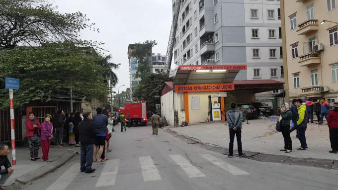 Có 4 xe cứu hỏa có mặt tại hiện trường triển khai làm nhiệm vụ chữa cháy.
