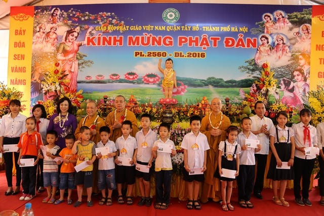 Trao tặng quà cho các em học sinh nghèo học giỏi trong Mùa Phật đản.