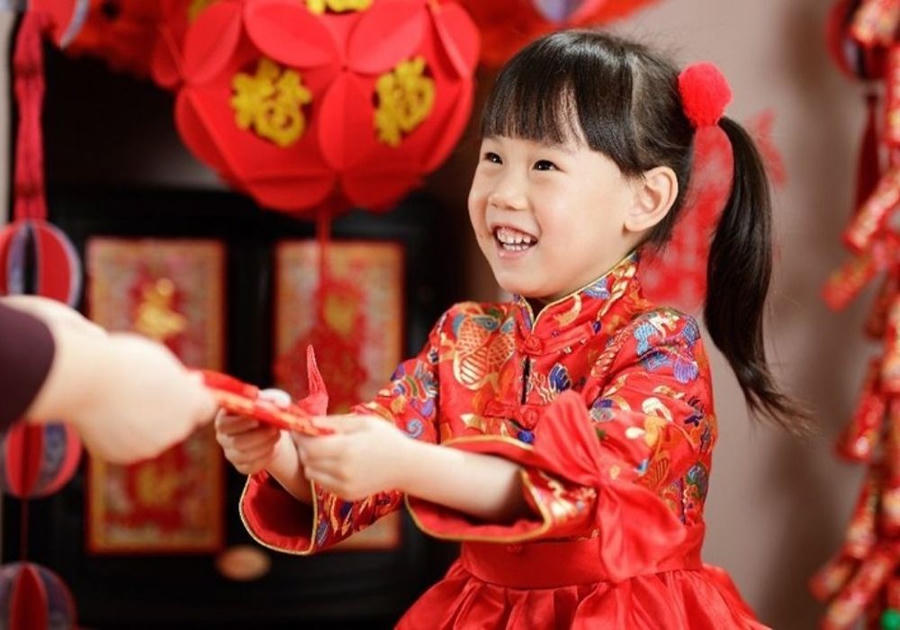 Những lời chúc như "sống lâu trăm tuổi", "vạn sự như ý" hay "sức khỏe dồi dào" là món quà tinh thần quý giá nhất. Để đáp lại tấm lòng đó, người lớn sẽ trao cho con cháu những phong bao đỏ như một lời khích lệ, nhắc nhở các em nhỏ chăm ngoan, học giỏi và biết nghe lời cha mẹ. (Ảnh minh họa)