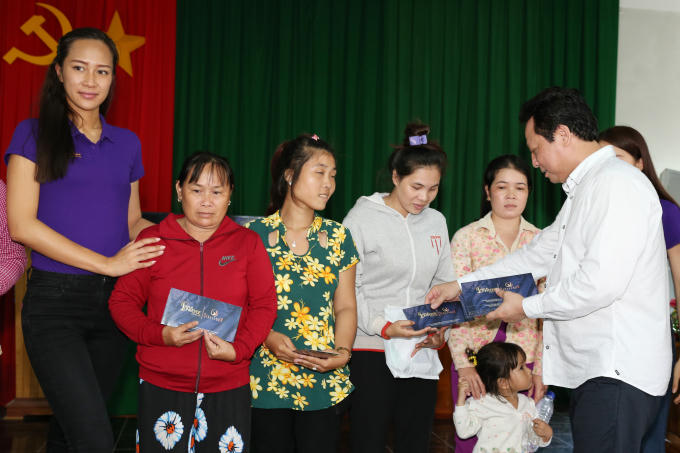 Gần 4 tỷ đồng được gửi chia sẻ với người dân miền Trung từ tổ chức Hoa hậu Hoàn vũ Việt Nam