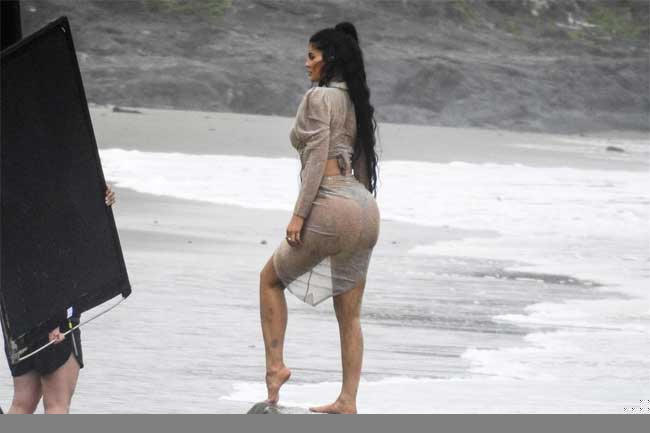 ty phu tre nhat the gioi, hot girl hollywood bi chup len bikini van goi cam ngat tho hinh anh 6