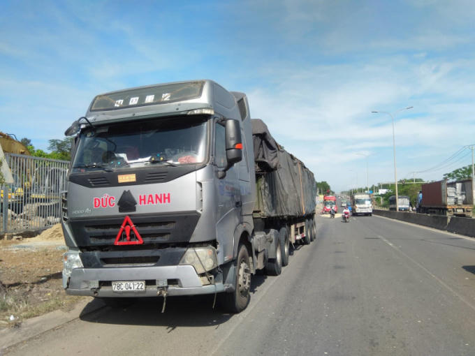 Chiếc xe đầu kéo chở cát tại hiện trường.