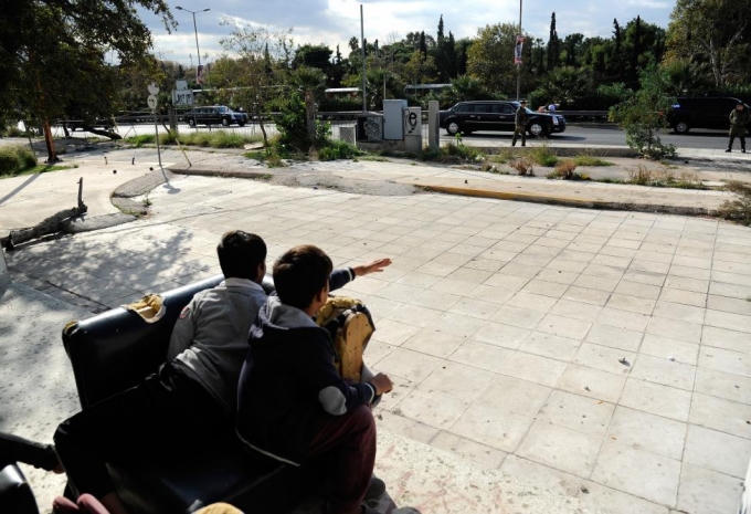 Hai cậu bé người Afghanistan thích thú khi nhìn thấy Tổng thống Obama đến Athens, Hy Lạp. (Ảnh: Reuters)