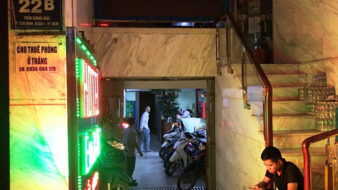 sáng 25/10, công an quận 1, TPHCM kiểm tra đột xuất nhà hàng và khách sạn trên địa bàn và phát hiện lỗi vi phạm nghiêm trọng như cho tiếp viên ăn mặc hở hang tiếp khách và hoạt động mại dâm.