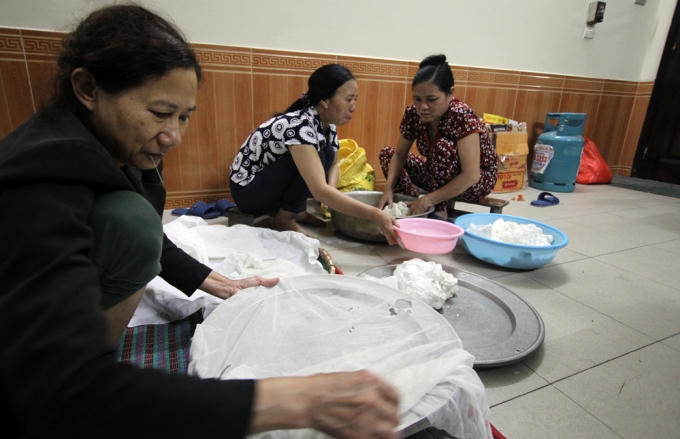 Tuy có nguồn gốc từ Trung Quốc nhưng Tết Hàn thực của người Việt vẫn mang những sắc thái riêng. Vào ngày này, người dân Hà Nội mua đường, đậu xanh, bột nếp, vừng... về làm bánh trôi, bánh chay.