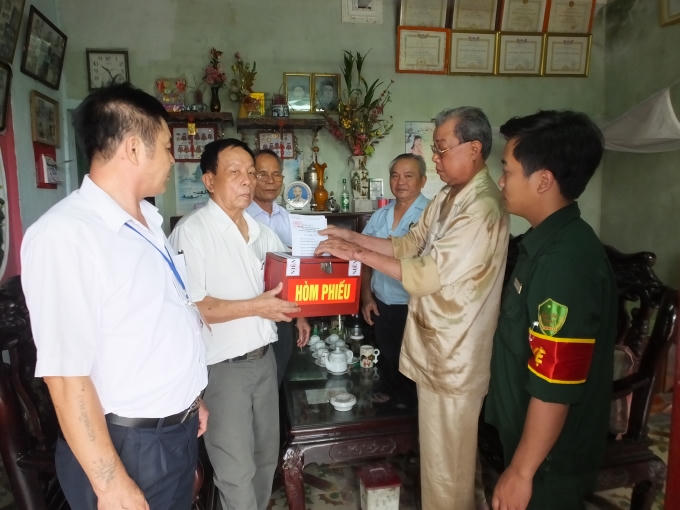 Thùng phiếu di động đến với gia đình nhà ông Chinh.