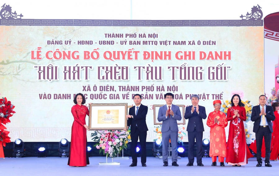 Phó Chủ tịch UBND thành phố Hà Nội Vũ Thu Hà trao Bằng xếp hạng di tích đình Phan Long và đình Thúy Hội cho xã Ô Diên.