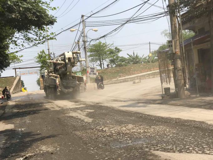Mặt đường Lê Lợi bị băm nát