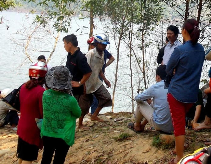 Nhiều người dân địa phương đến xem công tác tìm kiếm thi thể nạn nhân.