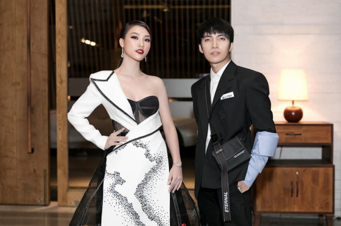 Hoàng Oanh diện trang phục bản đồ Việt Nam, đeo trang sức tiền tỷ nổi bật tại sự kiện