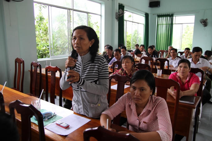 Cử tri đang kiến nghị với Bộ trưởng về những vấn đề người dân quan tâm.