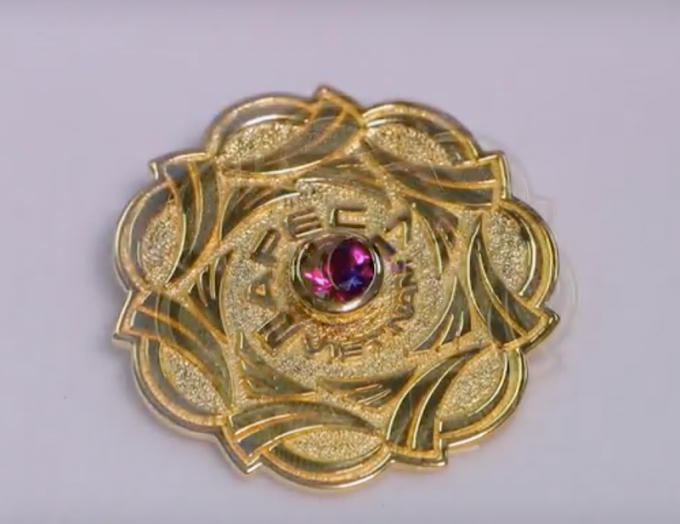 Huy hiệu vàng gắn đá đỏ Ruby dành cho phu nhân phu quân của các Lãnh đạo. Ảnh: HOÀI AN.
