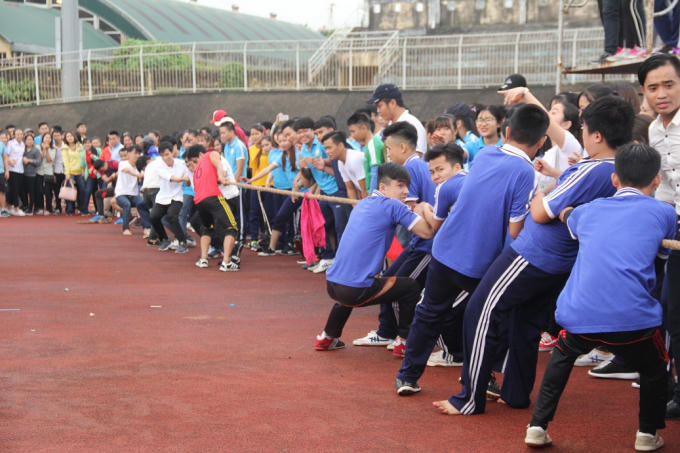 Không khí sôi nổi, kịch tính tại môn thi kéo co.