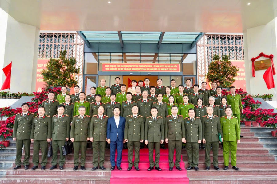 Đoàn công tác Bộ Công an chụp ảnh lưu niệm cùng lãnh đạo, cán bộ chủ chốt Công an tỉnh Quảng Ninh.